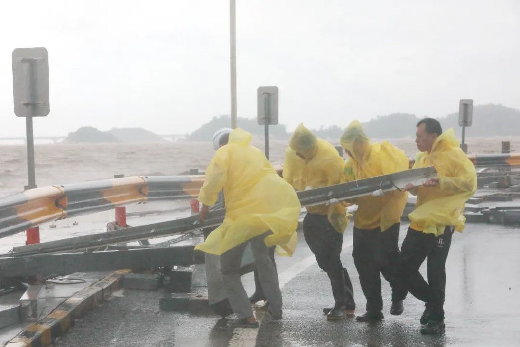 工作人员在暴雨中清理。