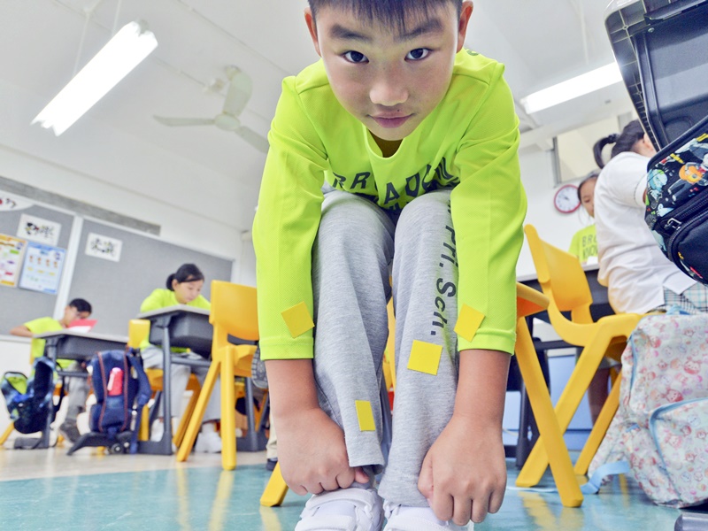 驱蚊贴面积细小容易脱落,家长要注意儿童误吞或误食的风险。资料图片