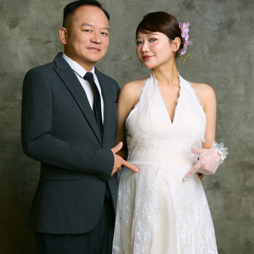 程美段大方分享婚照。 程美段大方分享婚照。