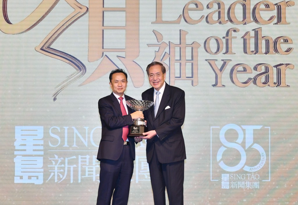 香港中文大学外科荣休讲座教授李国章颁发「教育／ 专业／科技及创新」组别奖项。