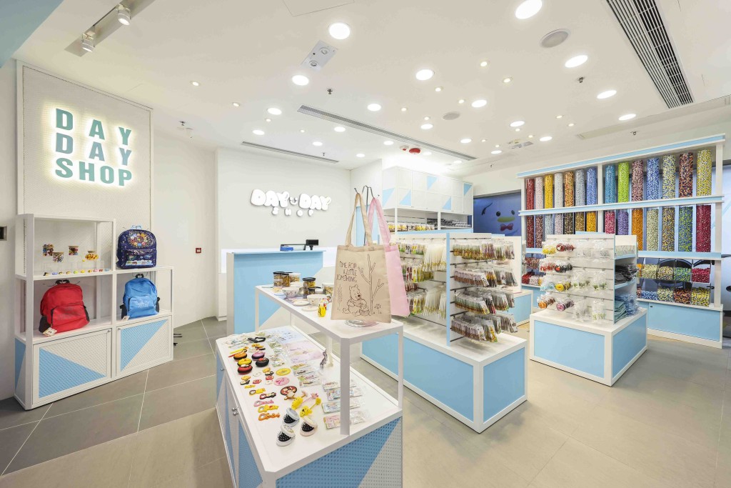  Day Day Shop是全亞洲首間以劃一價主打的人氣卡通商店。