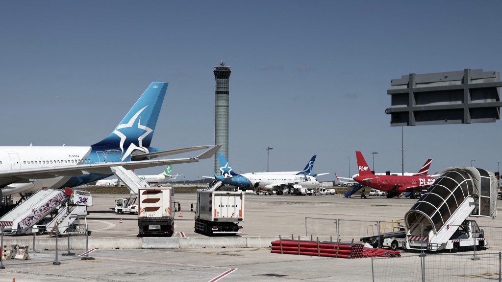 戴高樂機場航空管制塔。 法新社 戴高樂機場航空管制塔。 法新社
