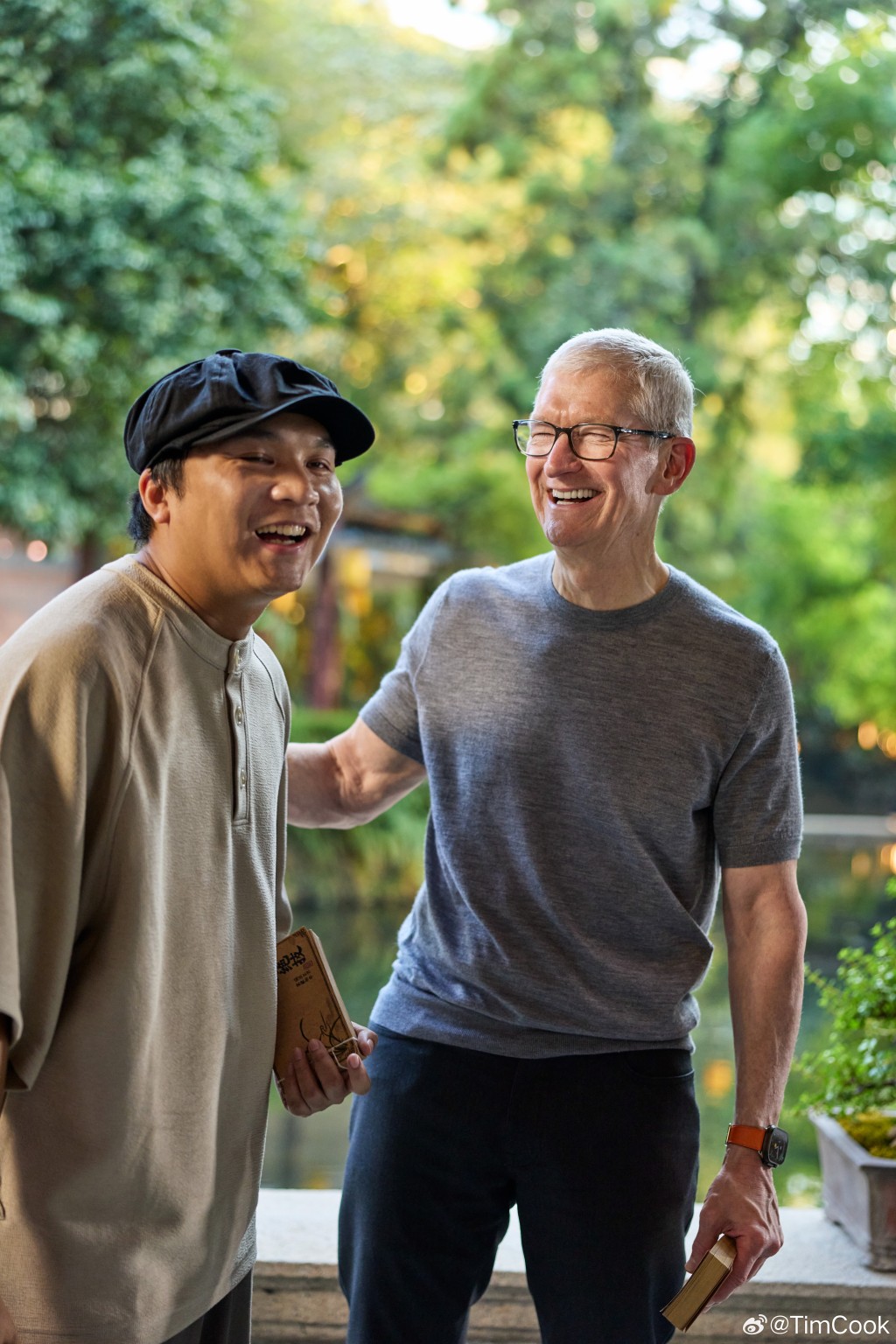 庫克(Tim Cook)以蘋果董事長新身份到訪中國。微博@庫克 庫克(Tim Cook)以蘋果董事長新身份到訪中國。微博@庫克