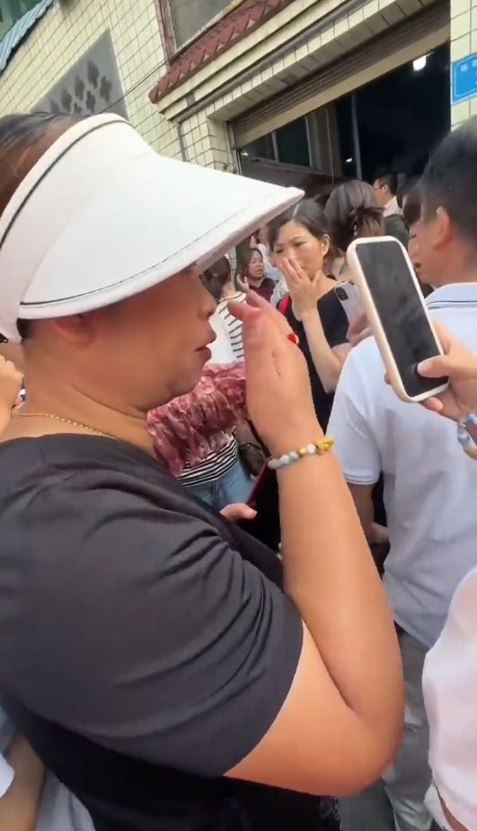 大批家長在校門外，聲稱供應學校飯堂的是發臭豬內和劣質淋巴肉。抖音＠天津金輪