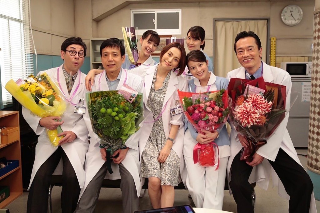 《Doctor X》拍咗7季,米倉涼子同劇組演員拍出好感情。