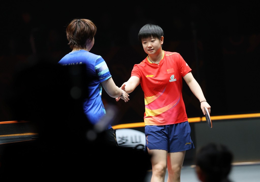 莎莎退賽後跟蒯曼握手。 徐嘉華攝 莎莎退賽後跟蒯曼握手。 徐嘉華攝
