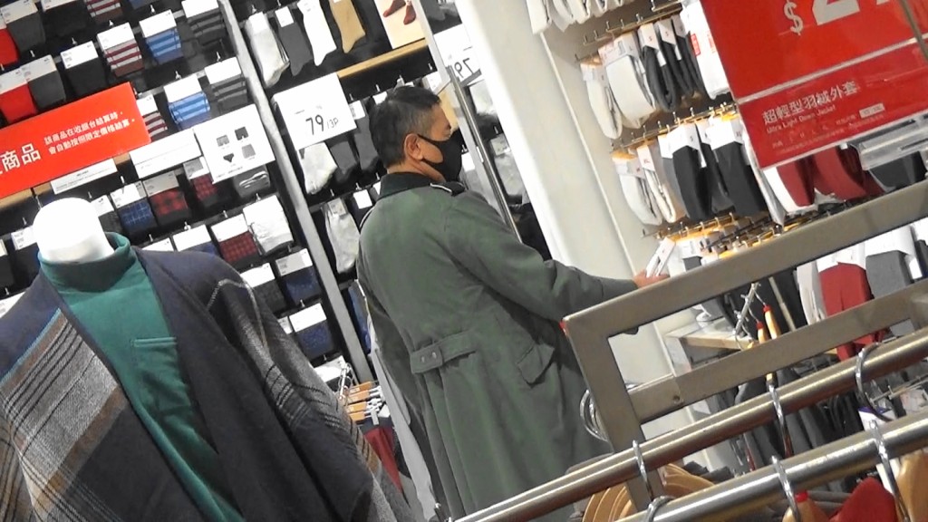 鄧梓峰去服裝店買保暖褲及衫。