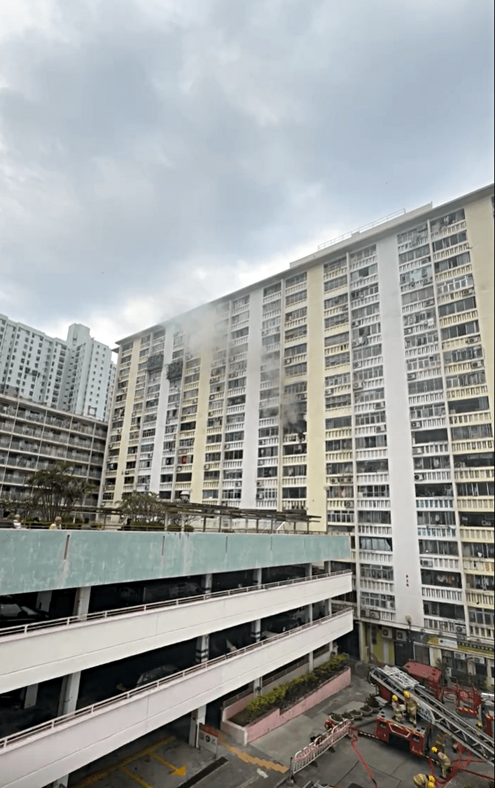 起火單位冒煙。fb：張偉楠 