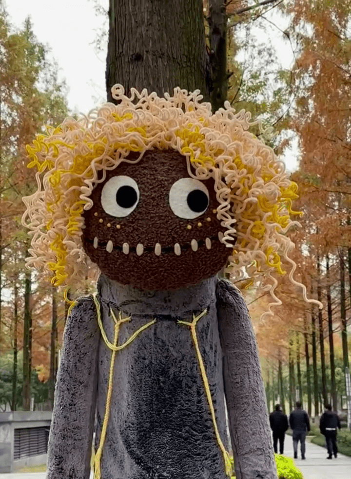 重慶渝興廣場上的「大樹人偶」,帶點「添布頓風格」。 重慶渝興廣場上的「大樹人偶」,帶點「添布頓風格」。