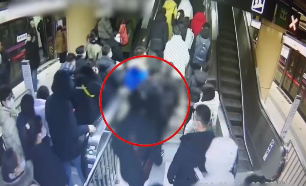 北京两男在地铁争执，边走边打，打遍月台、扶手电梯、出闸口。