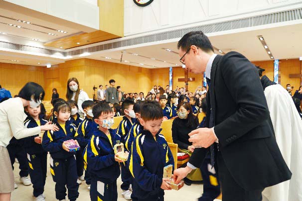 小一学生参加雅各孩子成长祝福礼。