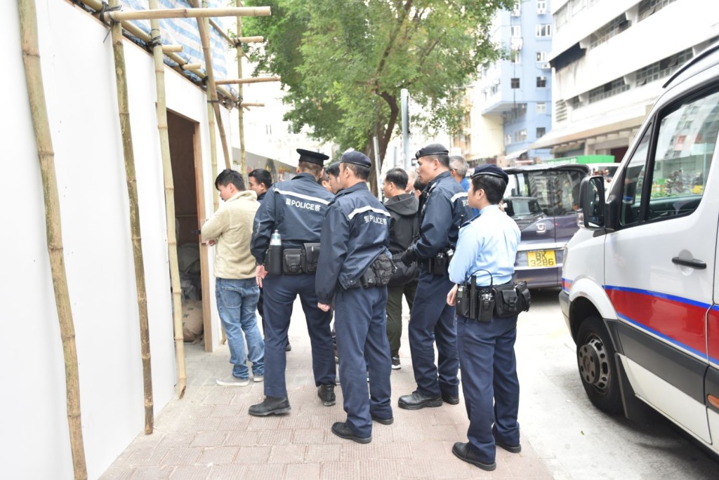 警員到場調查。楊偉亨攝