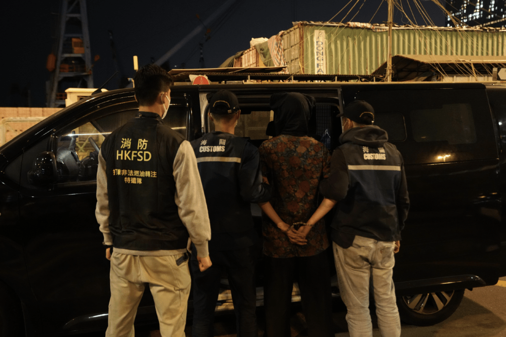 涉案人士包括兩名相信為非法加油站負責人及一名正在該處光顧的男子。新聞處照片（下同）