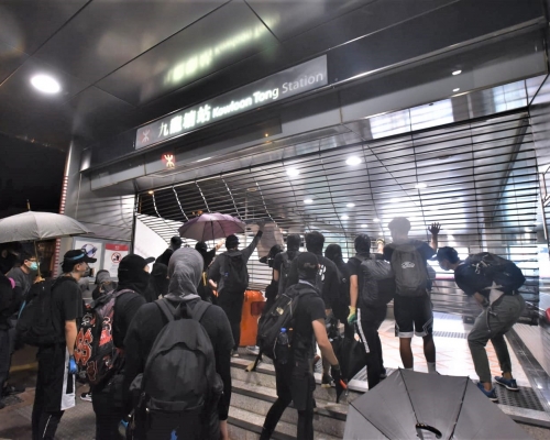 港鐵多個車站遭示威者破壞。資料圖片