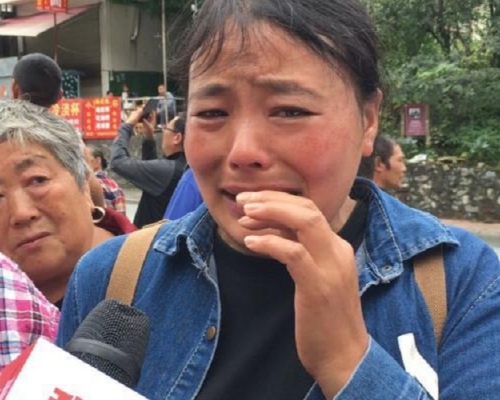 耿达镇一名女子哭诉家中有5人失联。网上图片