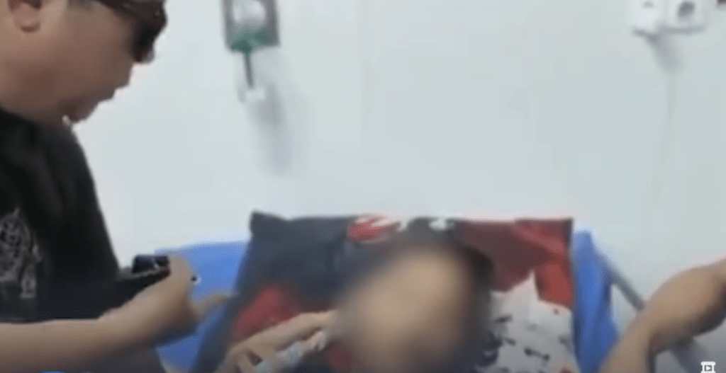 男童奄奄一息躺在病床上,旁人詢問是誰造成如此可怕的傷勢。 男童奄奄一息躺在病床上,旁人詢問是誰造成如此可怕的傷勢。
