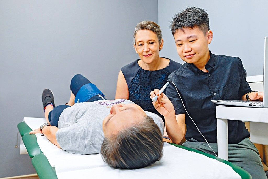 新加坡健康長壽中心人員檢查人體,研究改善人類健康。