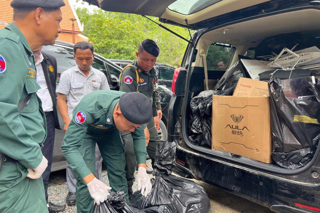 警方在行動中檢獲大批器材及工具。法新社 警方在行動中檢獲大批器材及工具。法新社
