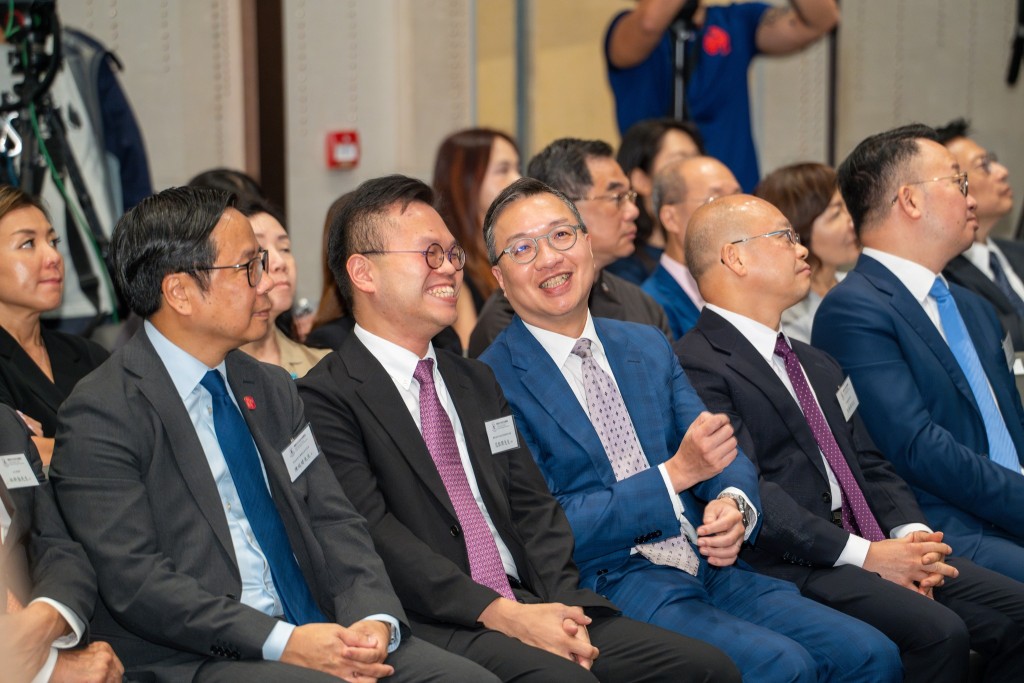林定國冀學生主動分享香港的法律制度、對香港社會的觀察與體會,讓內地學生看到一個真實、有活力、有貢獻的香港他希望學生能主動分享香港的法律制度、對香港社會的觀察與體會,讓內地學生看到一個真實、有活力、有貢獻的香港,為推動兩地互信互通盡一分力。 林定國冀學生主動分享香港的法律制度、對香港社會的觀察與體會,讓內地學生看到一個真實、有活力、有貢獻的香港他希望學生能主動分享香港的法律制度、對香港社會的觀察與體會,讓內地學生看到一個真實、有活力、有貢獻的香港,為推動兩地互信互通盡一分力。