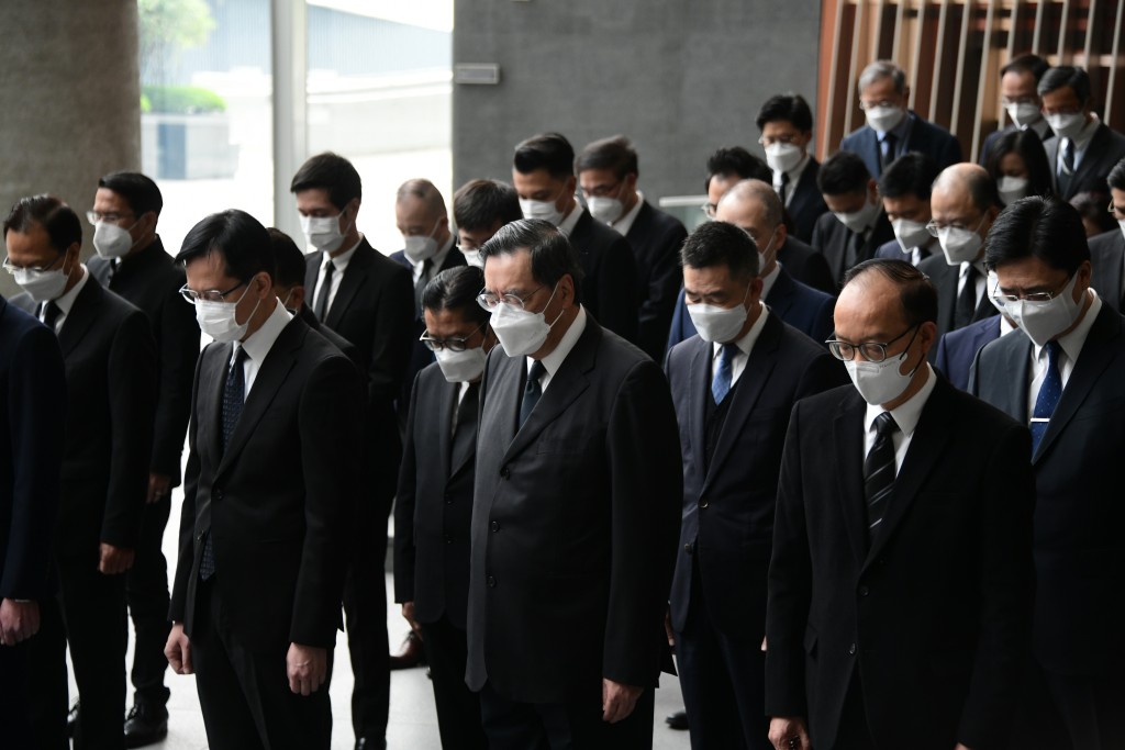 梁君彦带领议员参与默哀仪式。资料图片