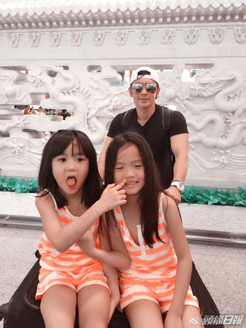 張倫碩與兩位女兒。
