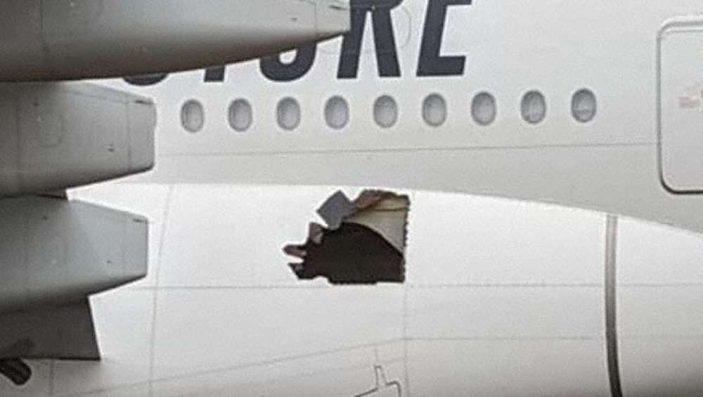 阿聯酋航空日前一架客機降落後,乘客驚見機身穿了一個大洞。網圖