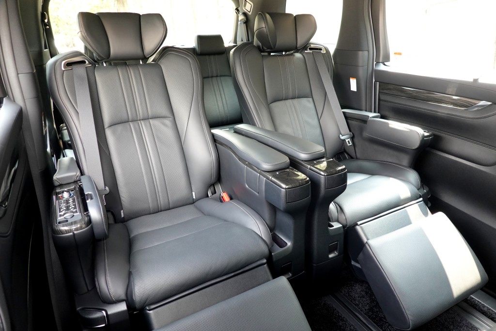 ●LM350中排兩張大班椅剪裁妥貼舒適,並備控制面板調控位置及冷氣音響操作。