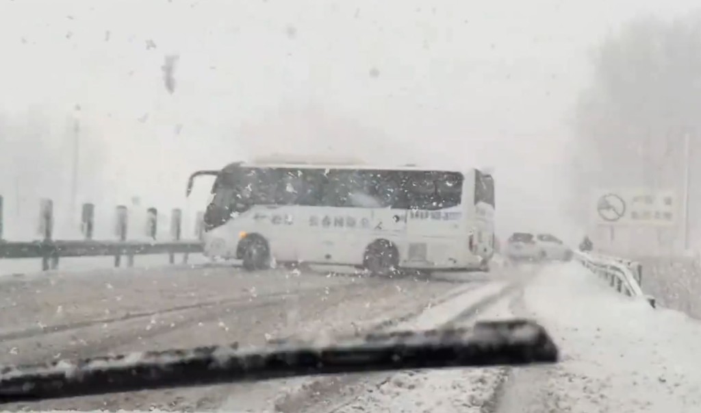 吉林珲乌高速松原至长春段的发生串烧式车祸。微博