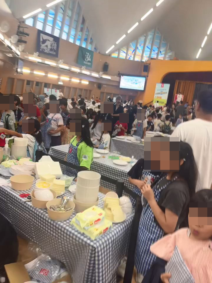 有家長指當時有大約700名小學生在禮堂內。wcgogo@Threads片段截圖 有家長指當時有大約700名小學生在禮堂內。wcgogo@Threads片段截圖