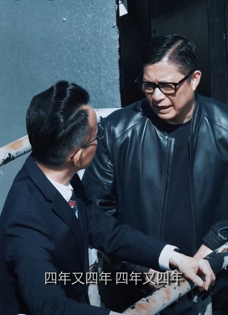 鄧炳強向李百全說,「四年又四年、嚟到第八屆啦」。 鄧炳強向李百全說,「四年又四年、嚟到第八屆啦」。