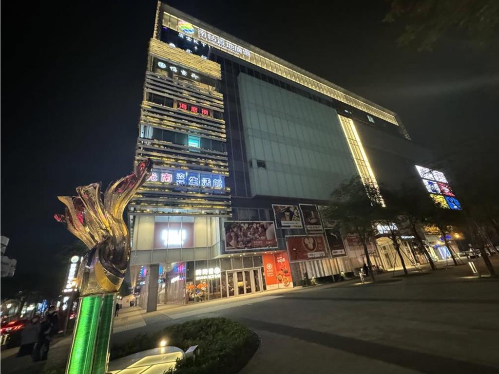 台南政府宣佈6日停班停課1天,只餘個別公司繼續開門營業。圖為6日如常營業的南紡購物中心。中時 台南政府宣佈6日停班停課1天,只餘個別公司繼續開門營業。圖為6日如常營業的南紡購物中心。中時