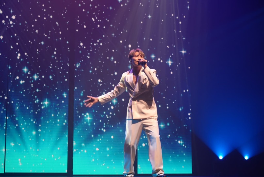 「人氣王」 Kimman演唱經典歌曲《一生何求》、《愛如潮水》。