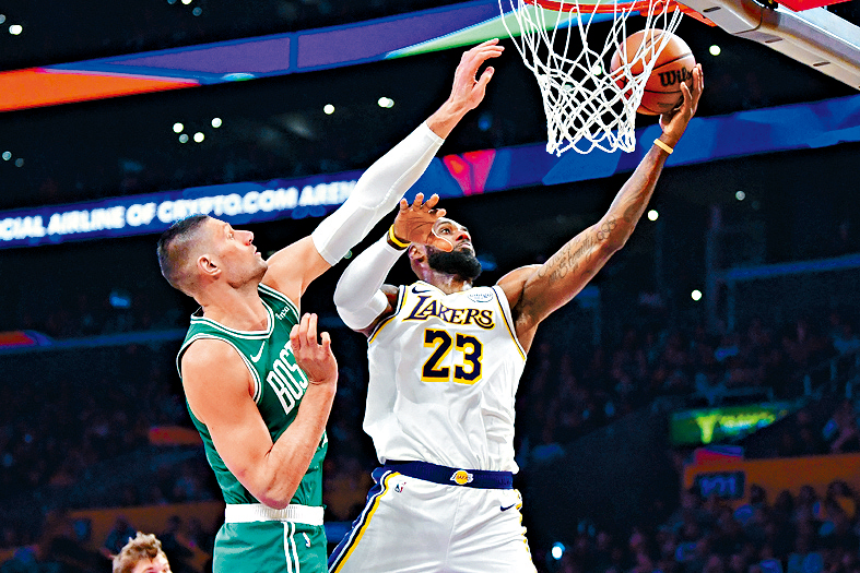 勒邦占士（右）創下生涯里程碑，湖人卻告敗陣。