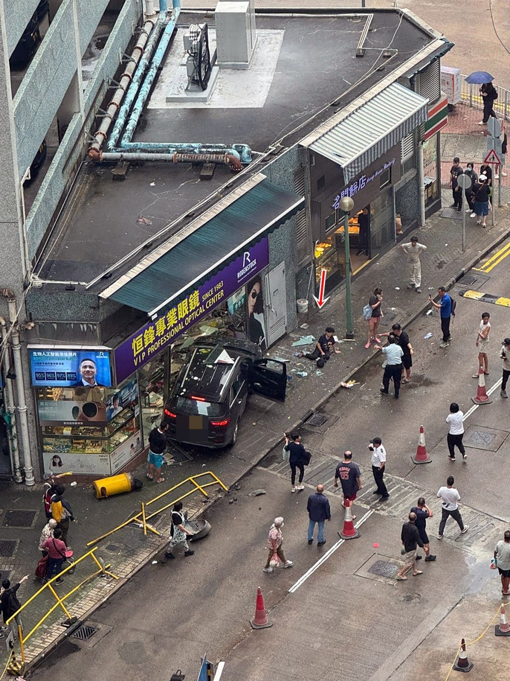 女途人捱撞倒地受傷。fb：香港突發事故報料區