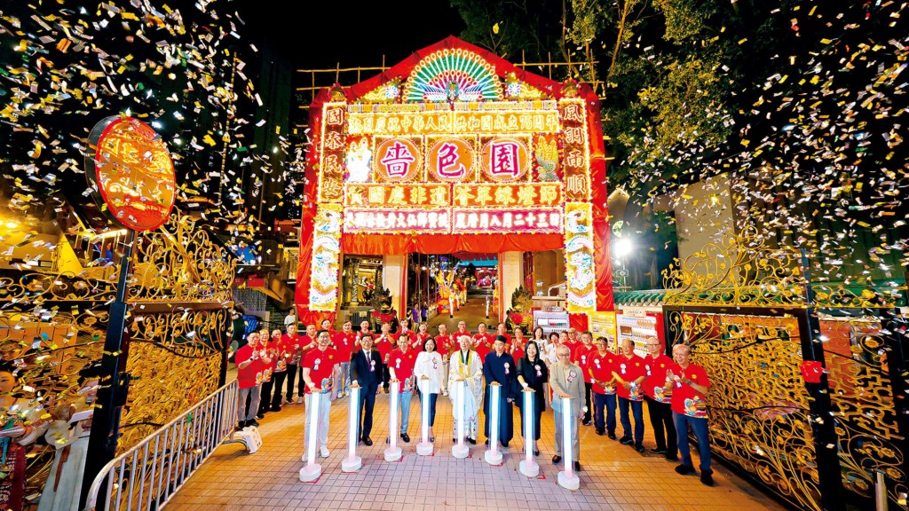 嗇色園推廣中華文化不遺餘力,黃大仙祠每年均會舉辦具文化特色的大型活動,與民同樂。去年適逢國慶75周年,嗇色園聯同黃大仙民政事務處及非物質文化遺產辦事處舉辦為期三星期的「賀國慶七十五周年 嗇色園非遺薈萃綵燈節」。