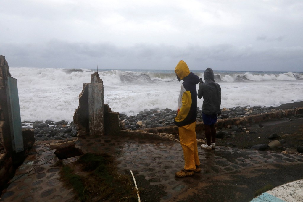 有居民前往海边观浪。美联社