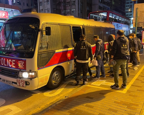 警方於深水埗長沙灣道拘捕14人。警方圖片