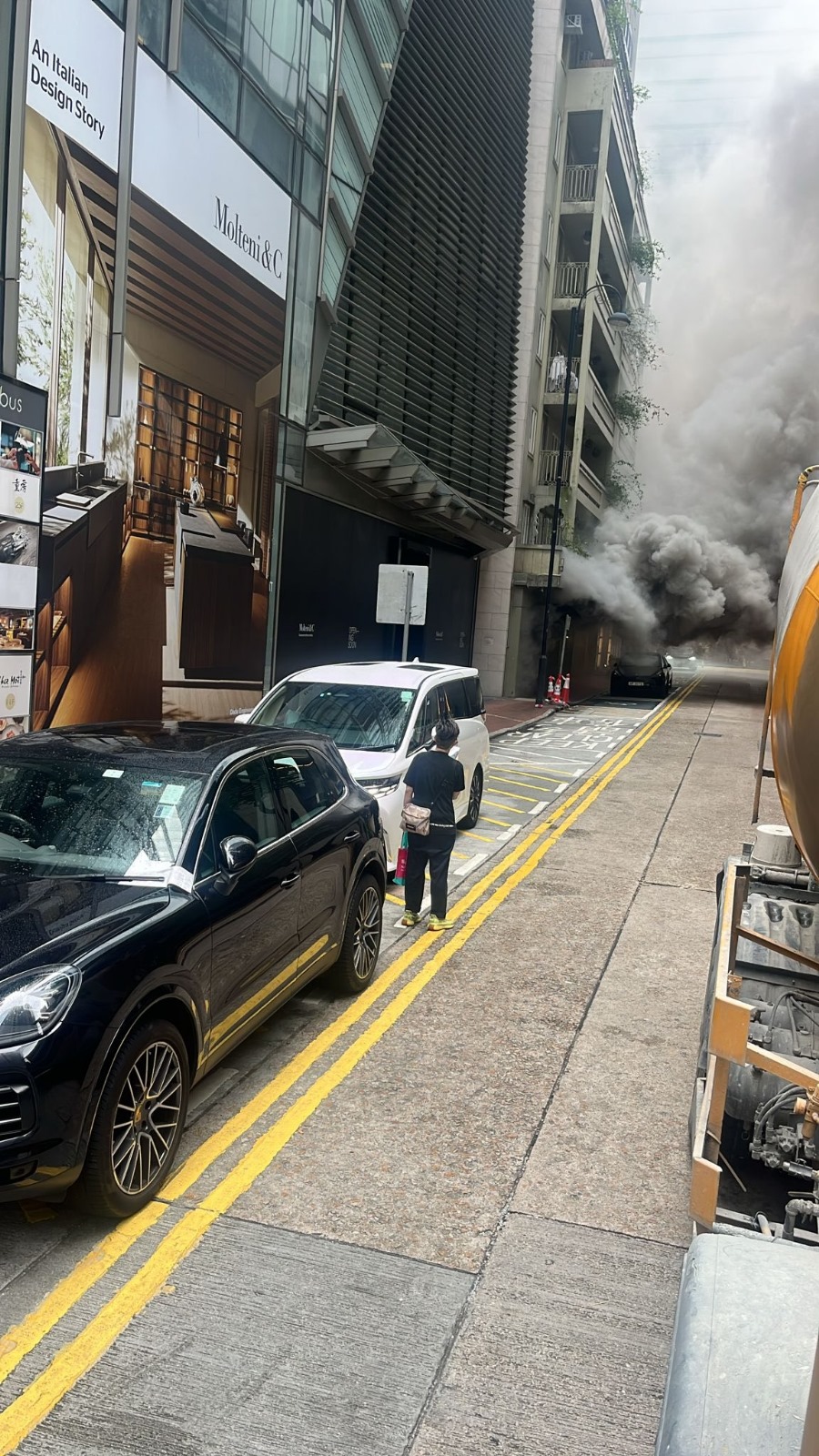 銅鑼灣一幢服務式住宅的電錶房發生火警並冒出大量燶煙。網上圖片 銅鑼灣一幢服務式住宅的電錶房發生火警並冒出大量燶煙。網上圖片