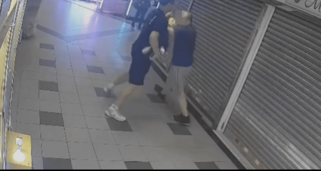網上流傳片段,顯示葵涌廣場一名疑是店員的男子手持摺凳,追打涉嫌偷公仔的男子。網上圖片 網上流傳片段,顯示葵涌廣場一名疑是店員的男子手持摺凳,追打涉嫌偷公仔的男子。網上圖片