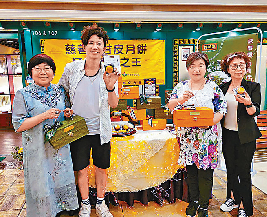 ■詠藜園推出全港首創、限量1000盒嘅「黃甘皮月餅」。

