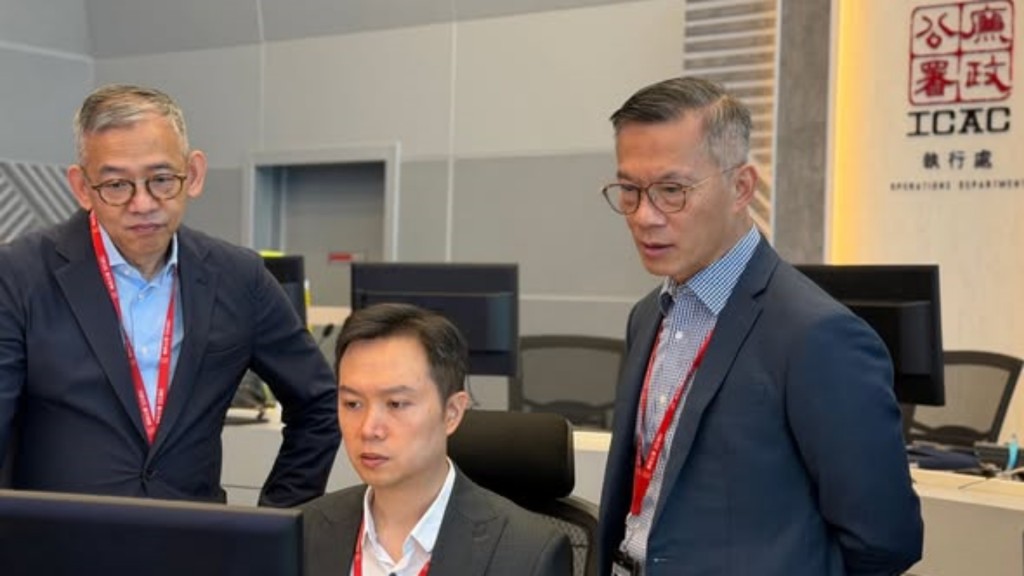 胡英明及執行處首長丘樹春於總部指揮中心監督廉潔選舉行動部署。廉署fb圖片