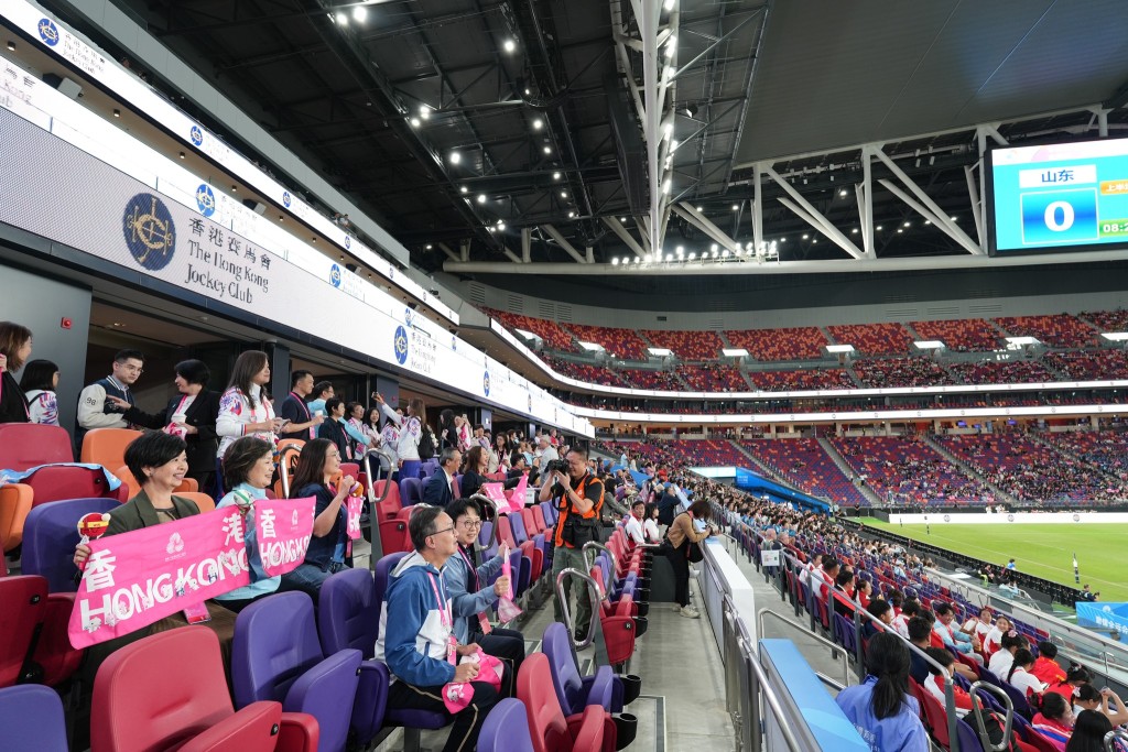 何永賢到啟德體育園觀賽，與同僚一起見證全運會七人制橄欖球項目男子組冠亞軍賽。何永賢fb