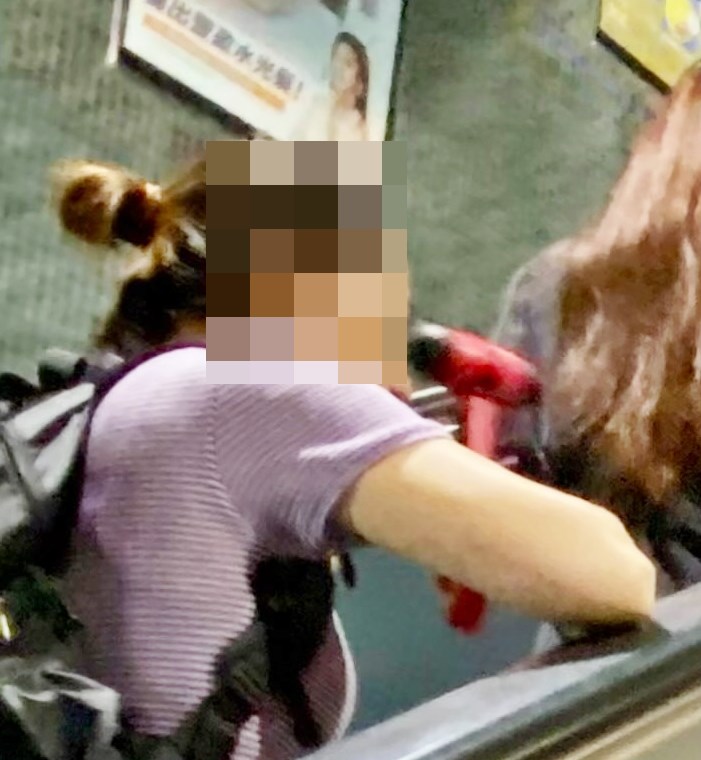 港鐵屯馬綫鑽石山站一名梳髮髻的女 乘客,昨日(8日)被發現手持一個紅 色槌仔乘搭扶手電梯。目擊事件的港 男,更加在網上憶述髮髻女之前在車 廂內的嚇人舉動,並爆料指自己做了 一件「減低風險」的事來自保。Threads截圖 港鐵屯馬綫鑽石山站一名梳髮髻的女 乘客,昨日(8日)被發現手持一個紅 色槌仔乘搭扶手電梯。目擊事件的港 男,更加在網上憶述髮髻女之前在車 廂內的嚇人舉動,並爆料指自己做了 一件「減低風險」的事來自保。Threads截圖
