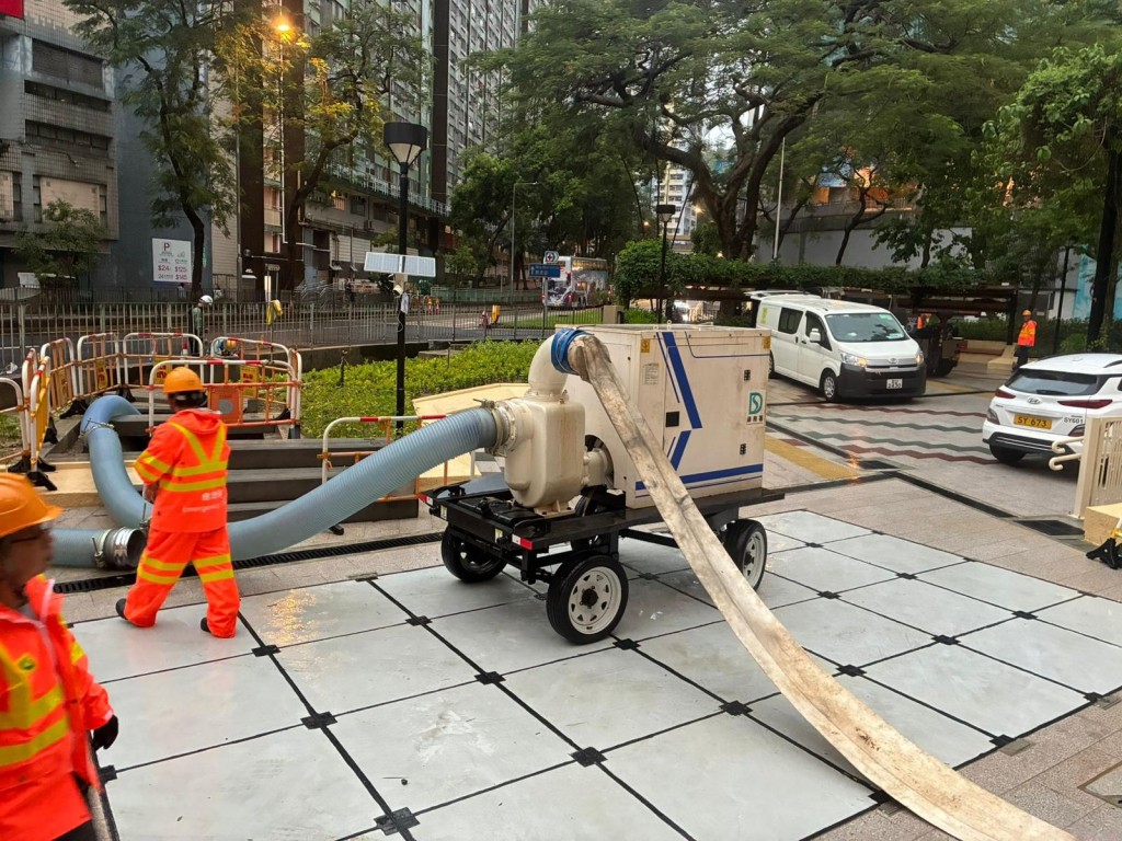 紅色暴雨警告信號發出前,緊急應變隊伍在柴灣道迴旋處清渠,以防出現水浸,排水機械人小禹2號候命。 紅色暴雨警告信號發出前,緊急應變隊伍在柴灣道迴旋處清渠,以防出現水浸,排水機械人小禹2號候命。