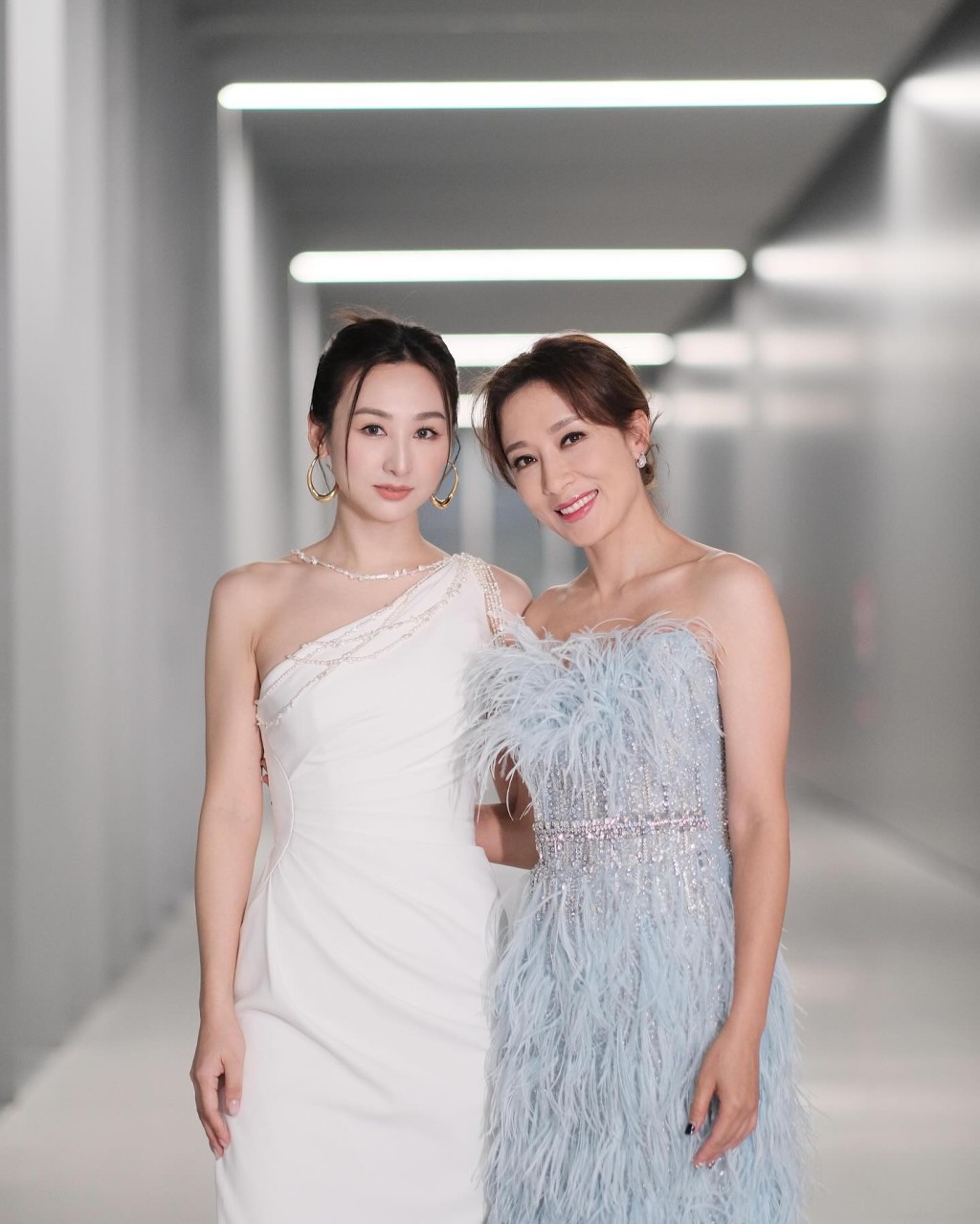 杨茜尧日前与高海宁一起现身深圳出席品牌婚纱活动。