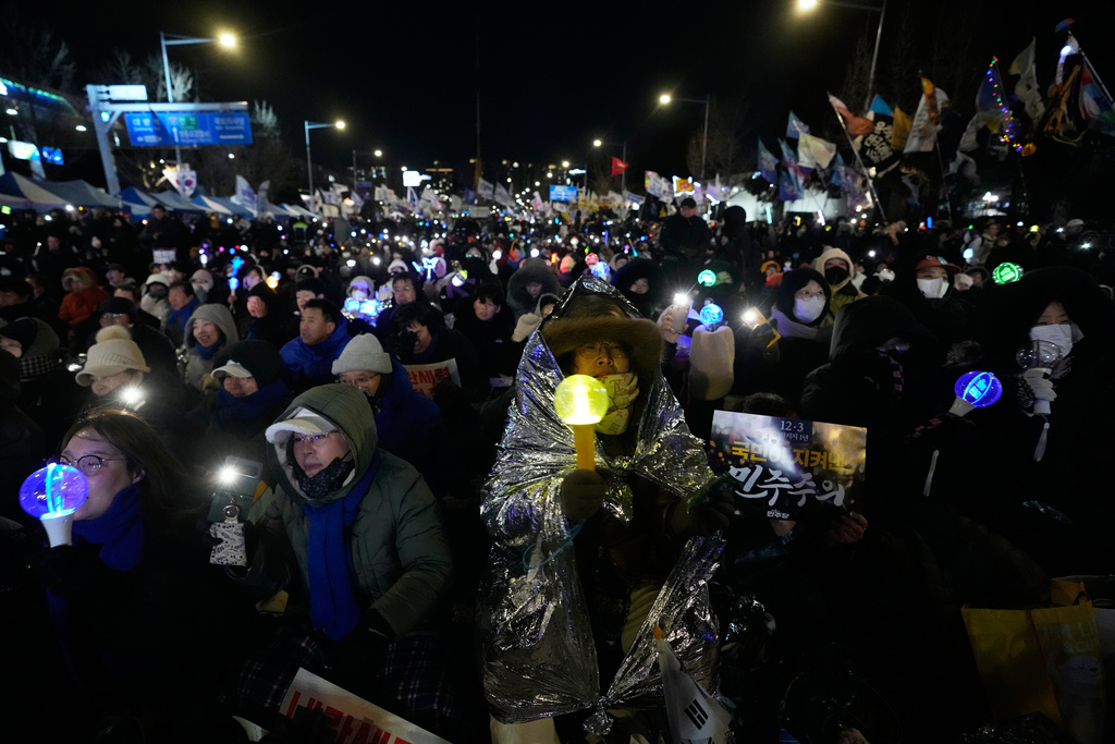 民眾在首爾集會紀念「12．3戒嚴」周年。美聯社