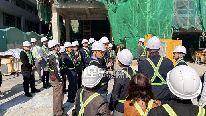 獨立委員會主席陸啟康在建築署副署長陪同下，一行20多人到小西灣地盤
