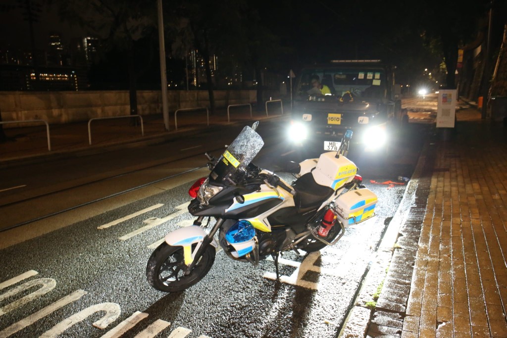 涉事警方電單車則左邊車架損毀。