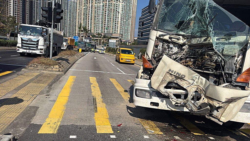 肇事泥頭車車頭損毀。網圖