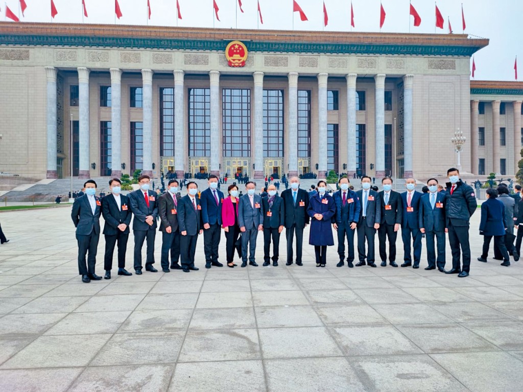 赴京参与两会的港区人大代表合照。